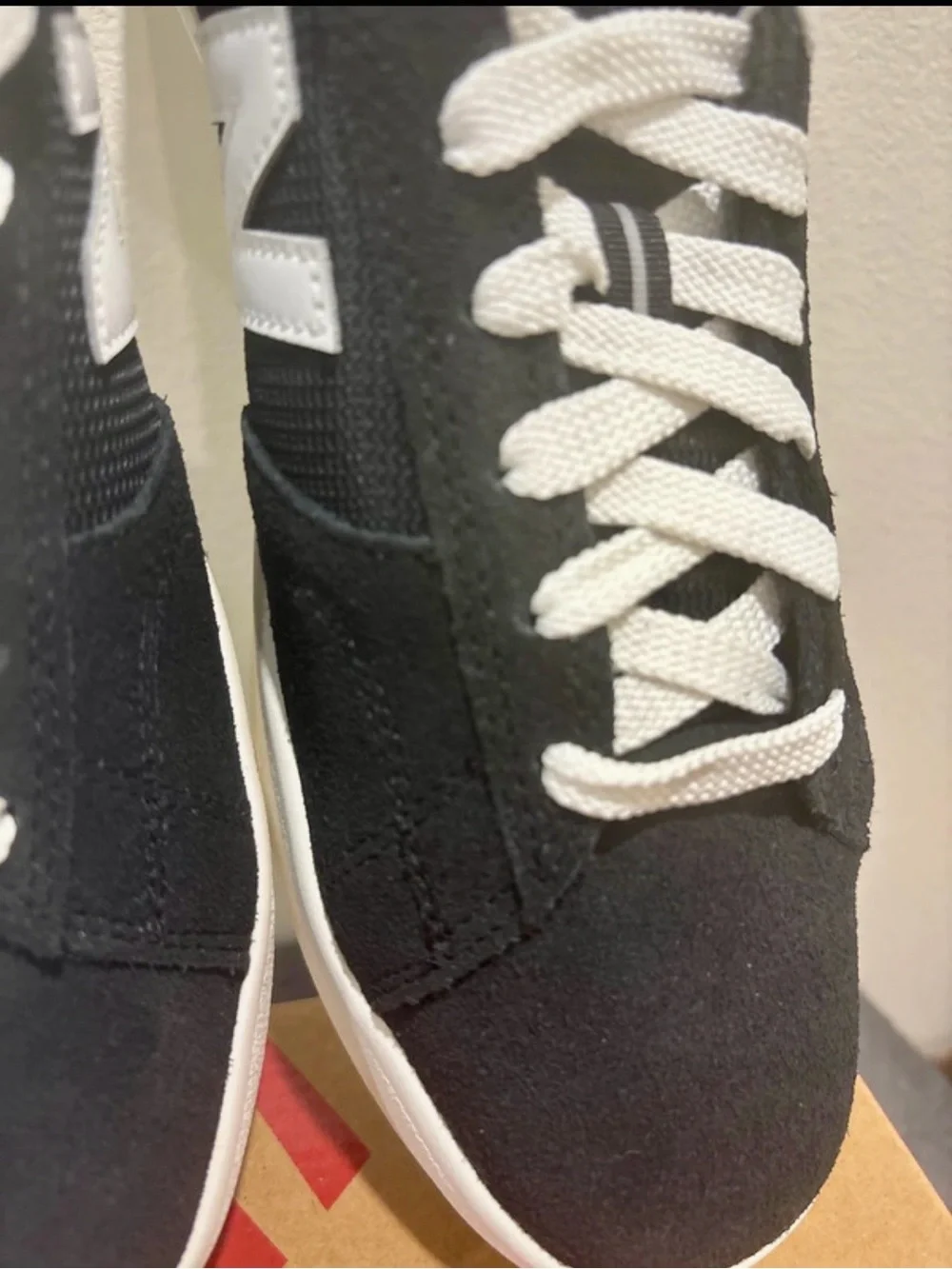 New Balance Men's Black and White Casual Sneakers